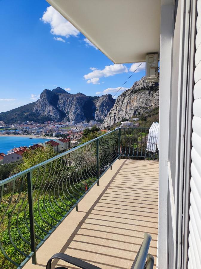 Apartment With 2 Balconies And Sea View Omiš Esterno foto