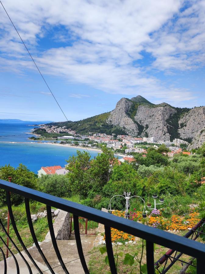 Apartment With 2 Balconies And Sea View Omiš Esterno foto