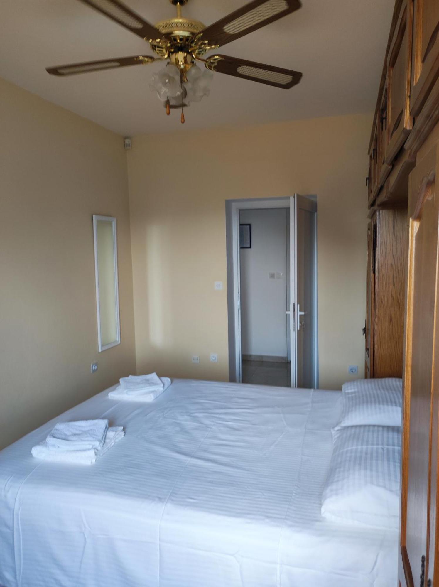 Apartment With 2 Balconies And Sea View Omiš Camera foto