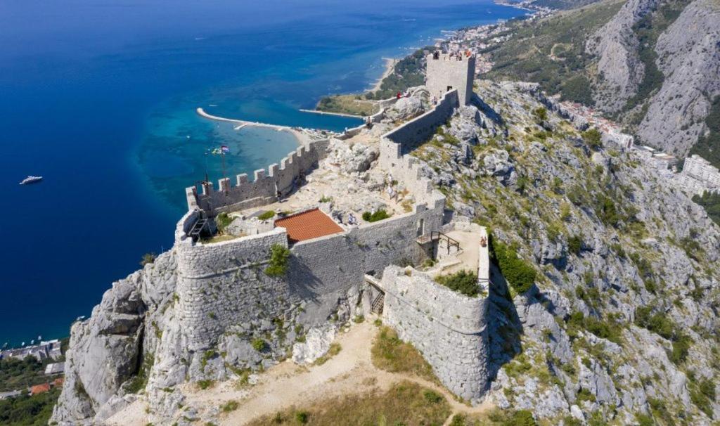 Apartment With 2 Balconies And Sea View Omiš Esterno foto